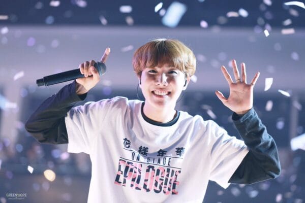 Cl3MUEZVYAALcKX On Stage Epilogue 2015